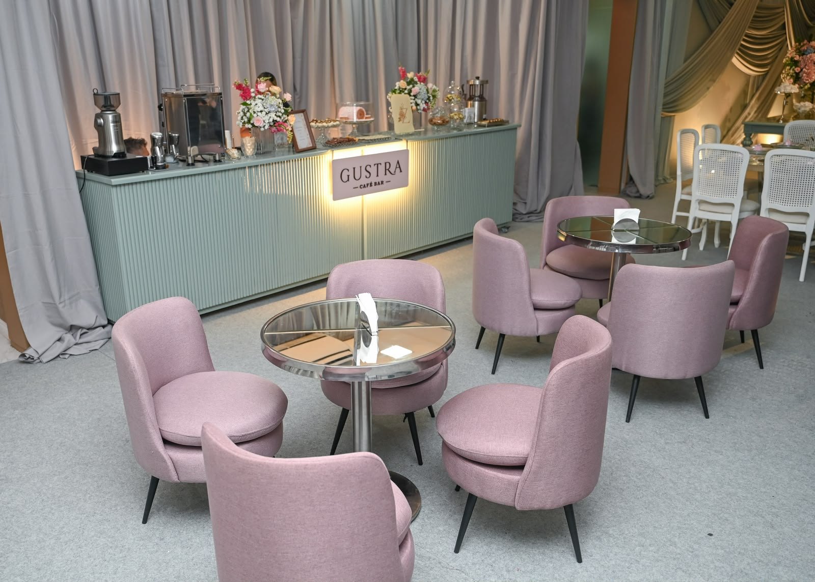 Ambiente GUSTRA — estação de café bar montada em evento premium